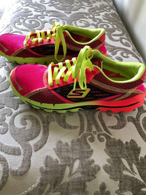 Skechers GO RUN 2 - Size 4