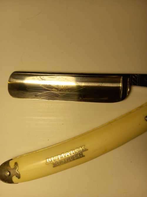 ANTIQUE STRAIGHT RAZOR (CUT THROAT)