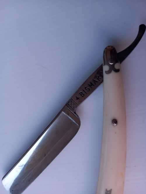 ANTIQUE STRAIGHT RAZOR (CUT THROAT)