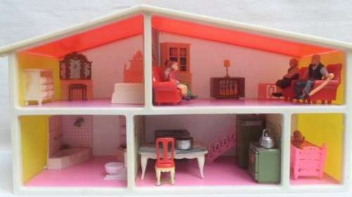HOW UNIQUE!! VINTAGE 1950's BLUE BOX (HONG KONG) DOLL'S HOUSE PLUS ORIGINAL FURNITURE AND FIGURES!!