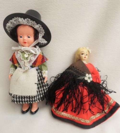 A VINTAGE CLOTH DOLLY - PLEASE NOTE ONLY CLOTH DOLL IN PIC APPLICABLE!!