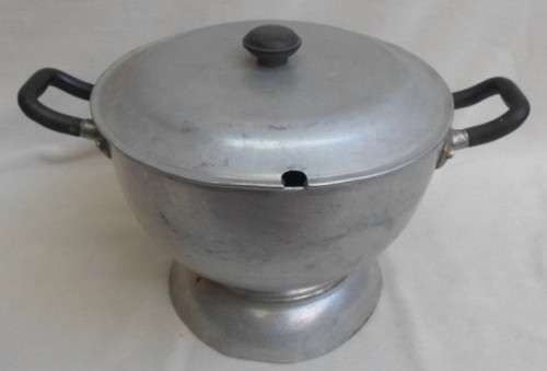 HOW UNUSUAL!! A VINTAGE LARGE 17CM TALL TIN/ALUMINIUM TUREEN WITH BAKELITE HANDLES!