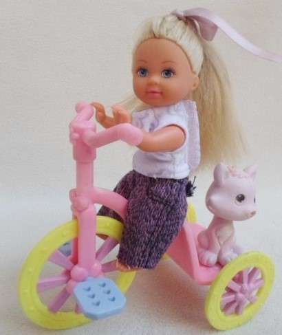 BARBIE'S LITTLE SISTER KELLY/SHELLY GIVING HER KITTY A RIDE ON HER TRICYCLE!!