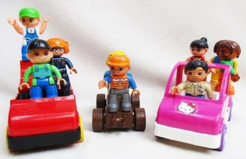 THE KIDS WILL LOVE THIS!! NINE BUILDING BLOCK FIGURES AND THREE VEHICLES