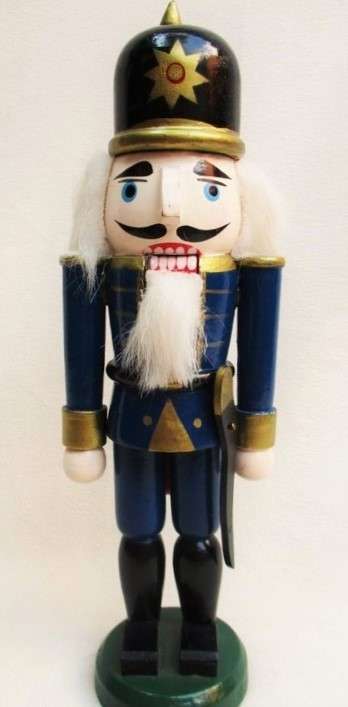 VINTAGE WOODEN NUTCRACKER!!