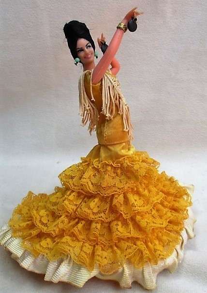 A SMALL VINTAGE 1960's VERY PRETTY SPANISH FLAMENCO DANCER DOLL!!