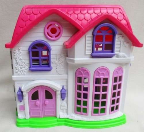 A HARD PLASTIC DOLLS HOUSE FOR YOUR DAUGHTER- OPENS OUT!!
