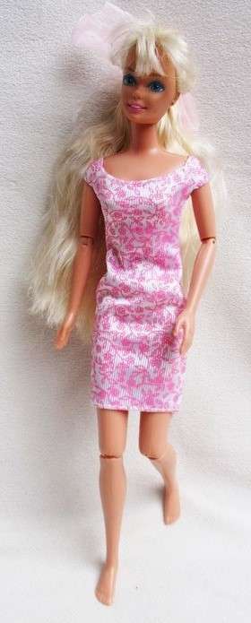A MATTEL BARBIE WITH ARTICULATED ELBOWS AND KNEES AND GREEN EYES!!