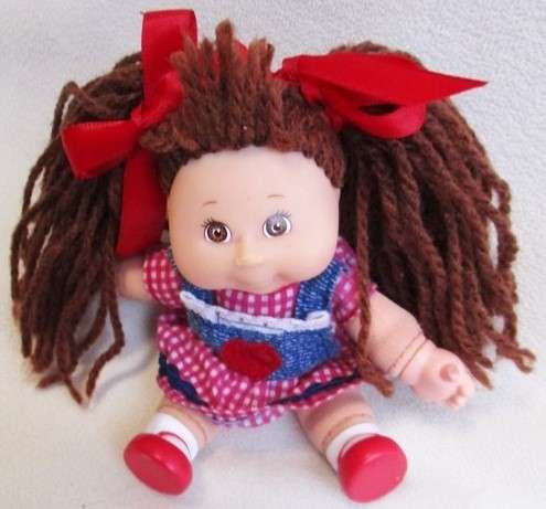 A TINY ORIGINAL CABBAGE PATCH DOLLY WITH SIGNATURE ON BOTTOM!!