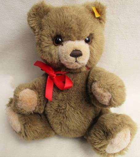 A LOVELY FULLY JOINTED STEIFF PETSY BEAR WITH BUTTON IN EAR!!