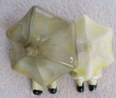 QUIRKY VINTAGE BAKELITE BROOCH!!