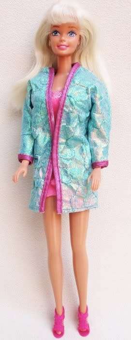 PRETTY  VINTAGE 1980's/90's MATTEL BARBIE WITH ASH BLONDE HAIR AND BANGS!!