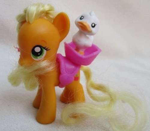 HASBRO G4 MY LITTLE PONY  - APPLEJACK WITH PET ON BACK!!