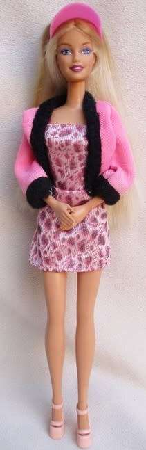 A GORGEOUS MATTEL BARBIE DOLL WITH ARTICULATED ELBOWS AND HEAD TURNS WHEN SHE WALKS!!