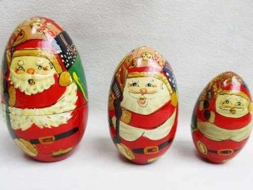 A BEAUTIFUL THREE PIECE SANTA CLAUS MARTYOSHKA NESTING DOLL SET!!