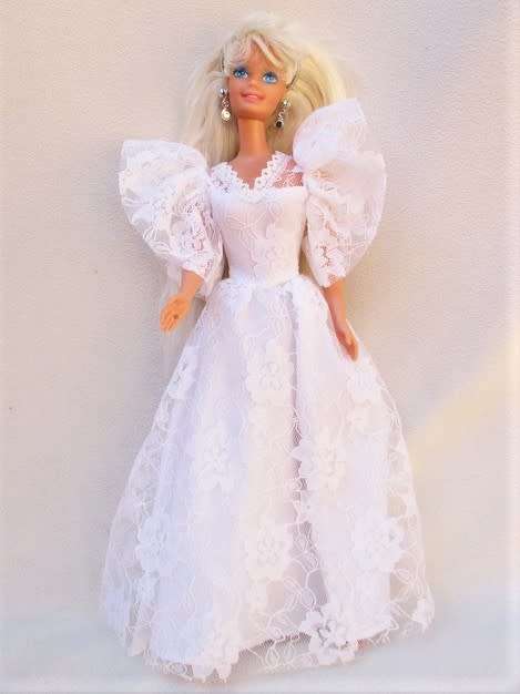 VINTAGE 1980's/90's MATTEL BARBIE WITH PRETTY TWINKLE IN HER EYES AND WEARING ORIGINAL EARRINGS!!
