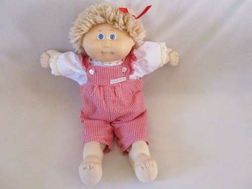 A PRETTY 45CM TALL VINTAGE 1983 CABBAGE PATCH DOLL - FIRST YEAR OF PRODUCTION IN ORIGINAL CPK OUTFIT