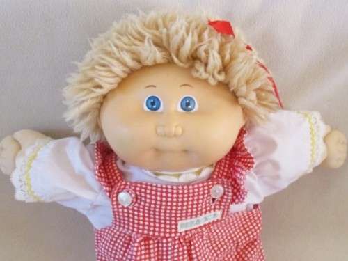 A PRETTY 45CM TALL VINTAGE 1983 CABBAGE PATCH DOLL - FIRST YEAR OF PRODUCTION IN ORIGINAL CPK OUTFIT