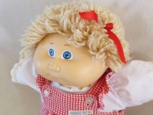A PRETTY 45CM TALL VINTAGE 1983 CABBAGE PATCH DOLL - FIRST YEAR OF PRODUCTION IN ORIGINAL CPK OUTFIT