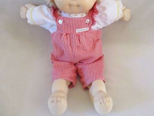 A PRETTY 45CM TALL VINTAGE 1983 CABBAGE PATCH DOLL - FIRST YEAR OF PRODUCTION IN ORIGINAL CPK OUTFIT