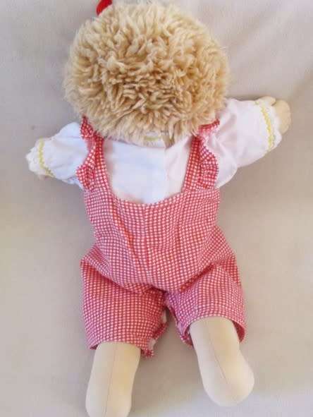 A PRETTY 45CM TALL VINTAGE 1983 CABBAGE PATCH DOLL - FIRST YEAR OF PRODUCTION IN ORIGINAL CPK OUTFIT