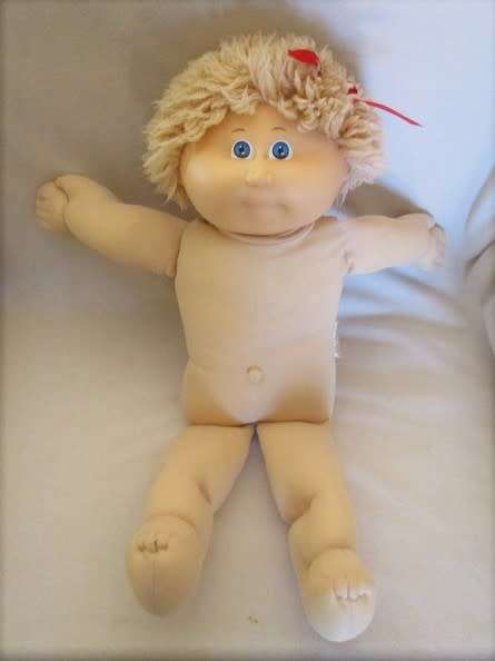 A PRETTY 45CM TALL VINTAGE 1983 CABBAGE PATCH DOLL - FIRST YEAR OF PRODUCTION IN ORIGINAL CPK OUTFIT