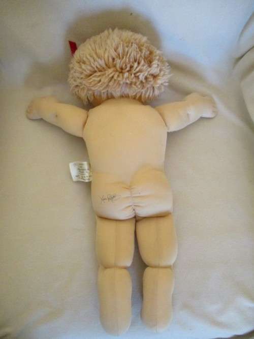 A PRETTY 45CM TALL VINTAGE 1983 CABBAGE PATCH DOLL - FIRST YEAR OF PRODUCTION IN ORIGINAL CPK OUTFIT