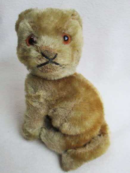 A SMALL VINTAGE STRAW STUFFED MOHAIR CAT WITH GLASS EYES AND SWIVEL HEAD - STEIFF?