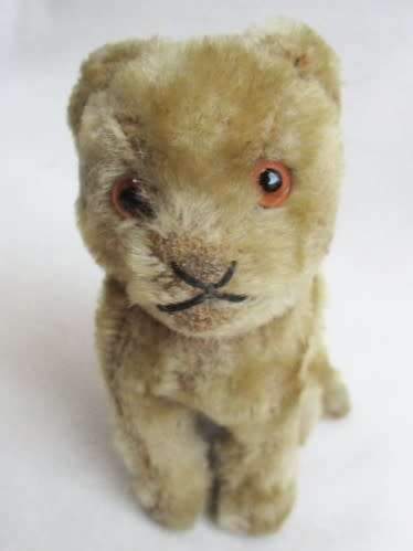 A SMALL VINTAGE STRAW STUFFED MOHAIR CAT WITH GLASS EYES AND SWIVEL HEAD - STEIFF?
