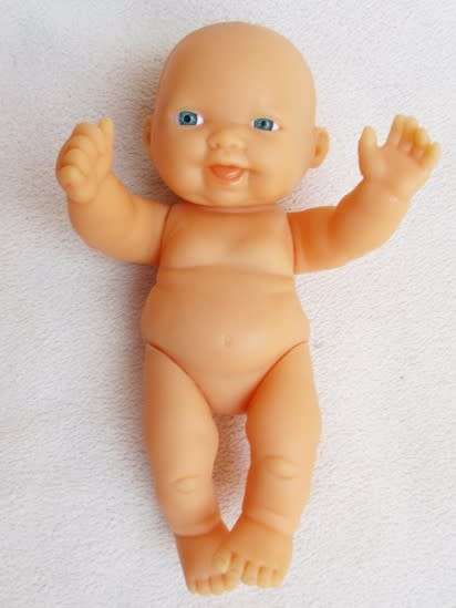 A VERY COLLECTABLE TINY NEW BORN BABY DOLLY - BERENGUER?