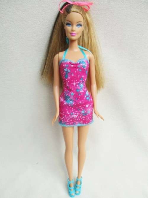 PRETTY MATTEL BARBIE WITH STREAKED HAIR