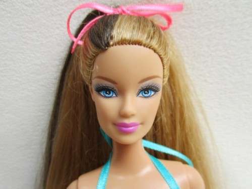 PRETTY MATTEL BARBIE WITH STREAKED HAIR