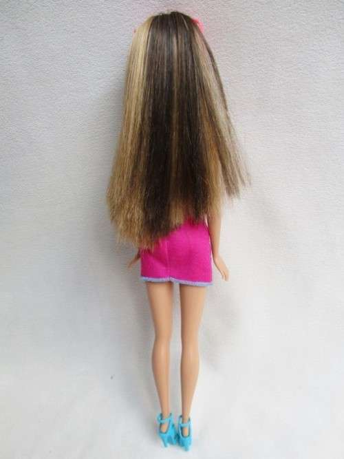 PRETTY MATTEL BARBIE WITH STREAKED HAIR