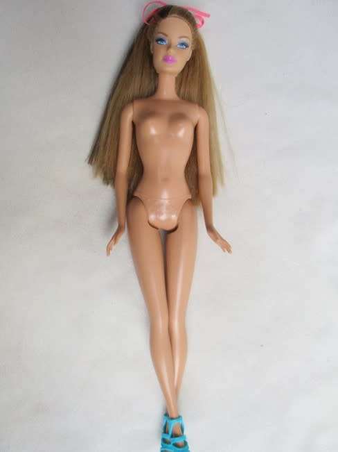 PRETTY MATTEL BARBIE WITH STREAKED HAIR