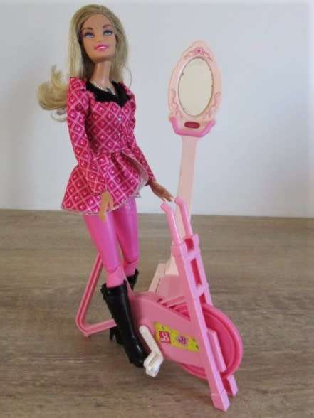 BARBIE IN THE GYM - GORGEOUS MATTEL BARBIE WITH ARTICULATED KNEES WITH BARBIE EXERCISE BIKE & SCALE