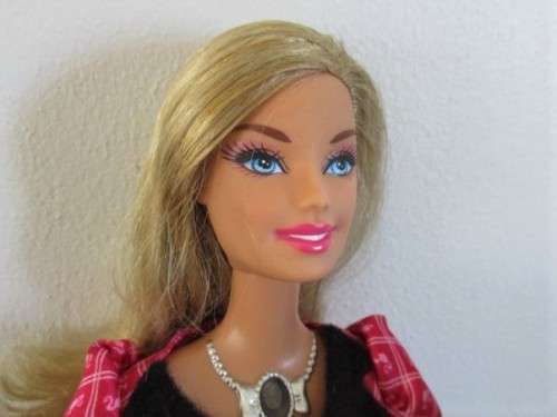 BARBIE IN THE GYM - GORGEOUS MATTEL BARBIE WITH ARTICULATED KNEES WITH BARBIE EXERCISE BIKE & SCALE