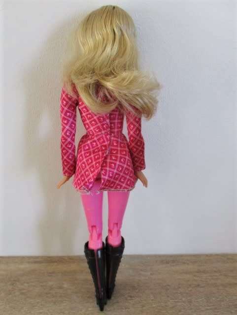 BARBIE IN THE GYM - GORGEOUS MATTEL BARBIE WITH ARTICULATED KNEES WITH BARBIE EXERCISE BIKE & SCALE