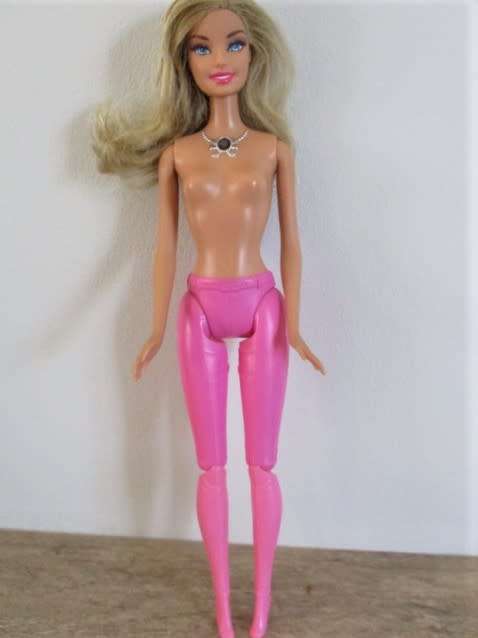 BARBIE IN THE GYM - GORGEOUS MATTEL BARBIE WITH ARTICULATED KNEES WITH BARBIE EXERCISE BIKE & SCALE