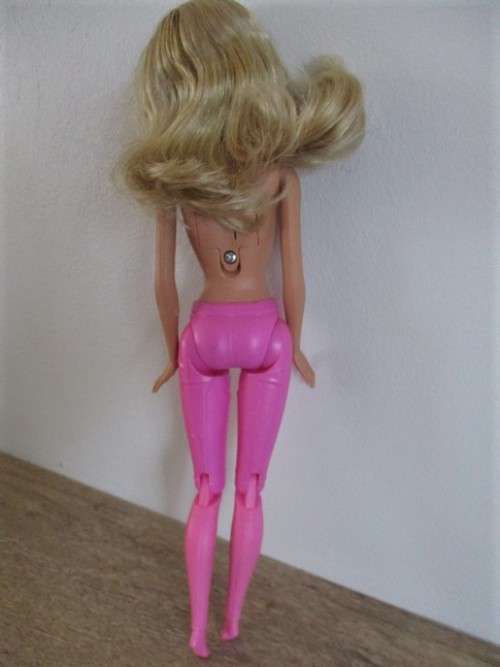 BARBIE IN THE GYM - GORGEOUS MATTEL BARBIE WITH ARTICULATED KNEES WITH BARBIE EXERCISE BIKE & SCALE