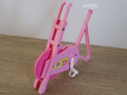 BARBIE IN THE GYM - GORGEOUS MATTEL BARBIE WITH ARTICULATED KNEES WITH BARBIE EXERCISE BIKE & SCALE