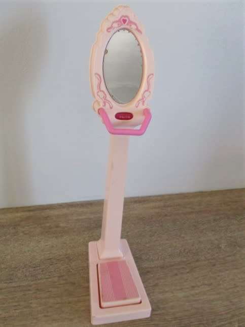 BARBIE IN THE GYM - GORGEOUS MATTEL BARBIE WITH ARTICULATED KNEES WITH BARBIE EXERCISE BIKE & SCALE