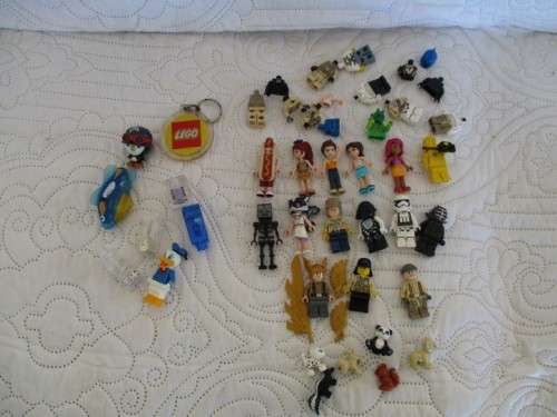 CRAZY R1 START -  A WHOLE LOT OF GENUINE LEGO MINI FIGURES AND ANIMALS PLUS A FEW OTHER GOODIES