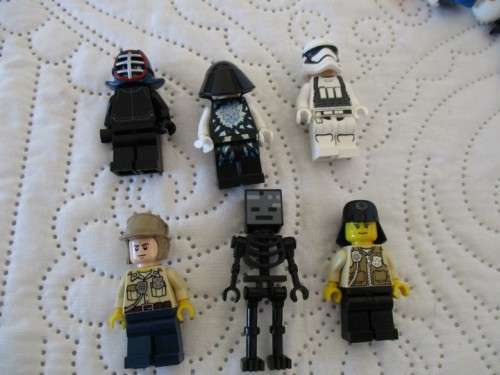 CRAZY R1 START -  A WHOLE LOT OF GENUINE LEGO MINI FIGURES AND ANIMALS PLUS A FEW OTHER GOODIES