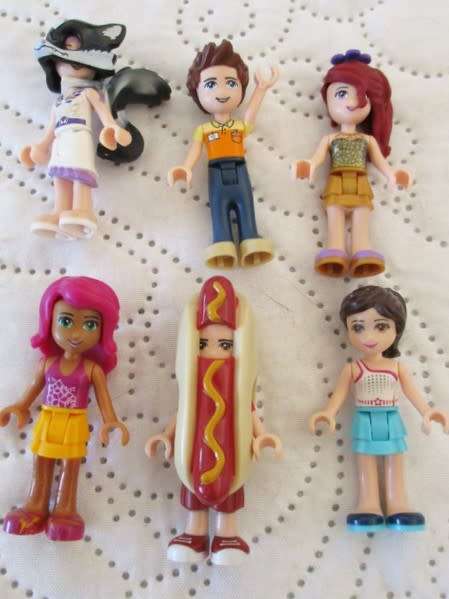 CRAZY R1 START -  A WHOLE LOT OF GENUINE LEGO MINI FIGURES AND ANIMALS PLUS A FEW OTHER GOODIES