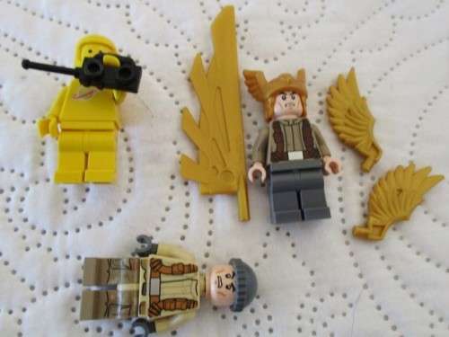 CRAZY R1 START -  A WHOLE LOT OF GENUINE LEGO MINI FIGURES AND ANIMALS PLUS A FEW OTHER GOODIES