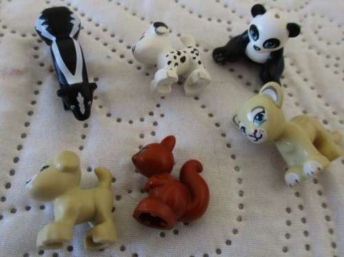 CRAZY R1 START -  A WHOLE LOT OF GENUINE LEGO MINI FIGURES AND ANIMALS PLUS A FEW OTHER GOODIES