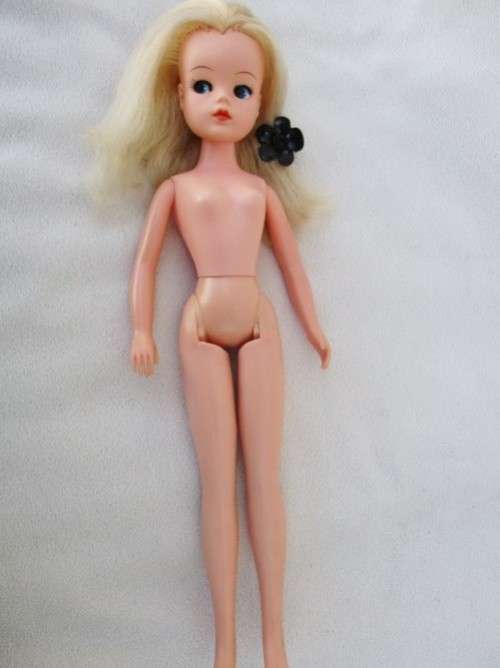 A VINTAGE 1980's SINDY DOLL IN GREAT CONDITION!!