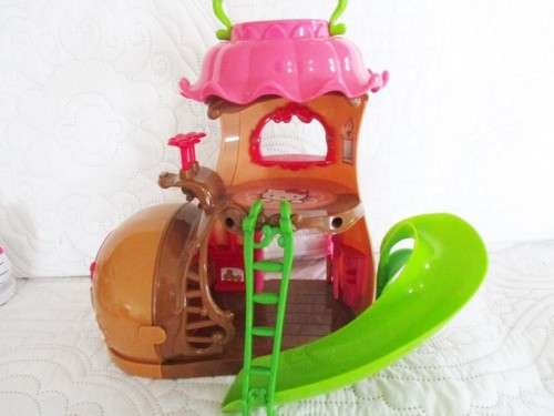 CUTE HELLO KITTY SHOE HOUSE PLUS SEVEN HELLO KITTY FIGURES