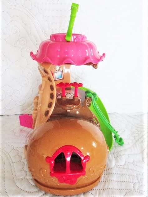 CUTE HELLO KITTY SHOE HOUSE PLUS SEVEN HELLO KITTY FIGURES