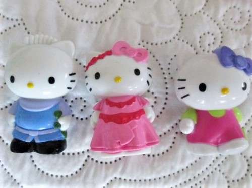 CUTE HELLO KITTY SHOE HOUSE PLUS SEVEN HELLO KITTY FIGURES